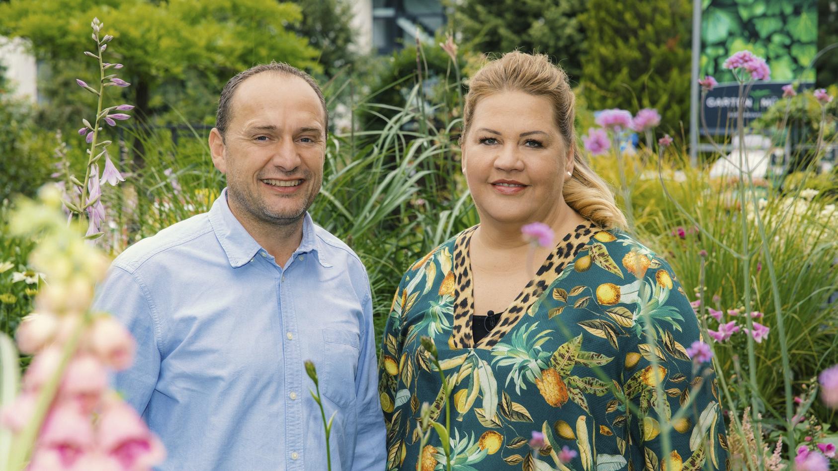 Ilka Bessin und Bernd Franzen bewerten bei „Ran an den Rasen – das Gartenduell“ die Gartenverschönerung beider Kandidaten-Teams.