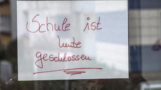 20.02.2019, Berlin: An der Eingangstür einer Schule hängt ein Zettel, mit der Information, dass die Schule geschlossen ist. Seit Dienstag (19.02.2019) ist der Stadtteil Köpenick von der Stromversorgung abgeschnitten, mehr als 30.000 Haushalte und 2.000 Gewerbebetriebe sind betroffen. Von dem Ausfall sind Berlin-Köpenick und Teile von Berlin-Lichtenberg betroffen. Foto: Julian Stähle/dpa-Zentralbild/dpa +++ dpa-Bildfunk +++