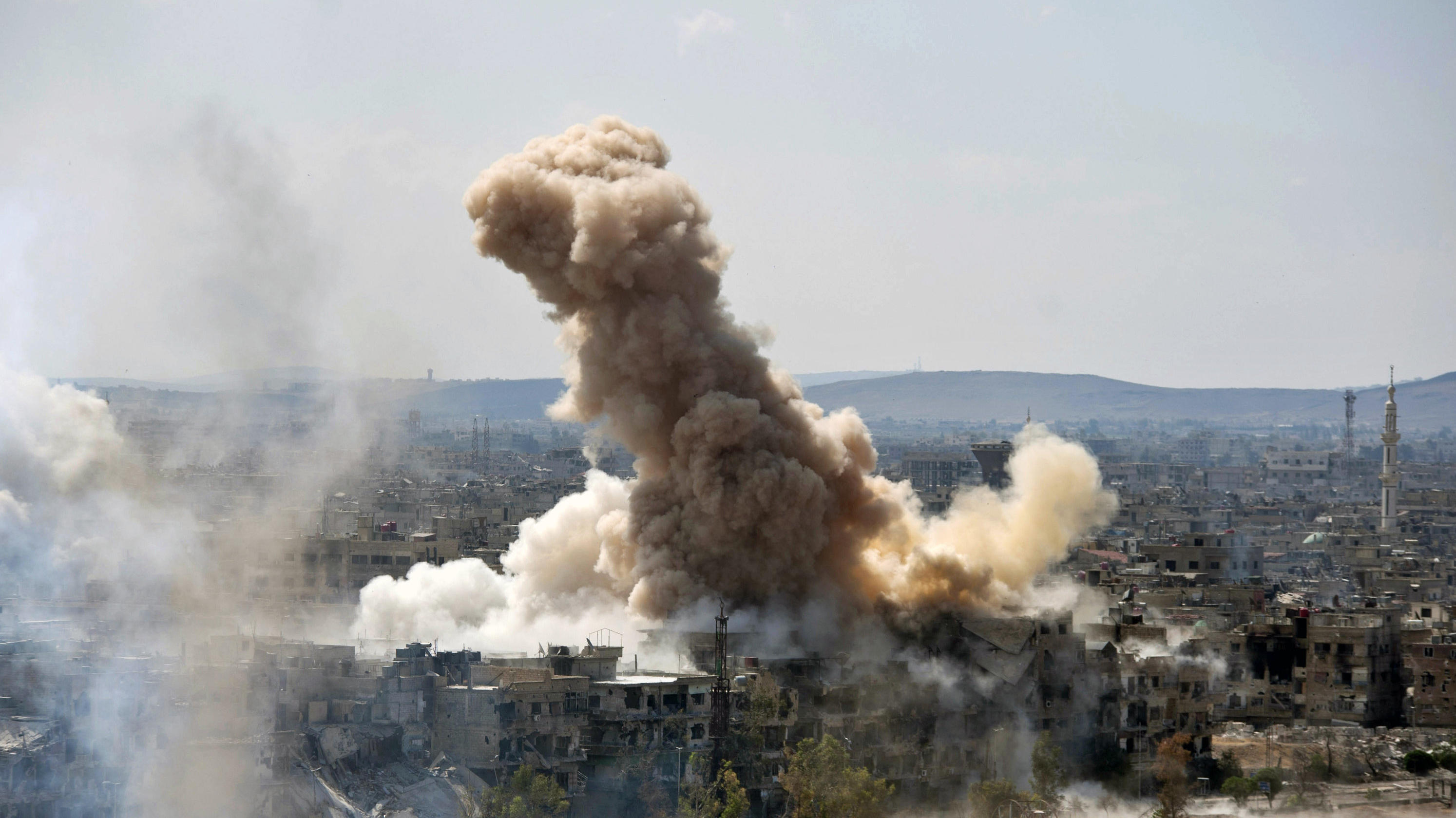 HANDOUT - 22.04.2018, Syrien, al-Hadschar al-Aswad: Das von der syrischen Nachrichtenagentur Sana zur Verfügung gestellte Bild zeigt Rauch, der nach einem Luftangriff der syrischen Regierung auf die Stadt Hajar al-Aswad aufsteigt. Der nahe der syrisc