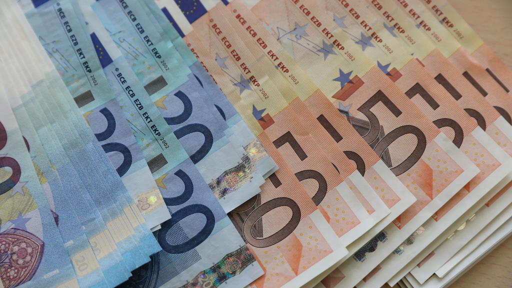ARCHIV - 29.03.2017, Rostock: Euro-Geldscheine, aufgenommen bei einem Pressetermin in der Filiale der Bundesbank. Die deutsche Wirtschaft verliert an Tempo. Die Staatskasse ist dennoch so gut gefüllt wie nie zuvor. Foto: Bernd Wüstneck/ZB/dpa +++ dpa