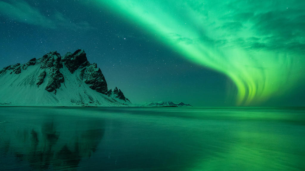 Auf der Nordhabkugel der Erde sind die Sonnenwinde für die Entstehung der Polarlichter verantwortlich.