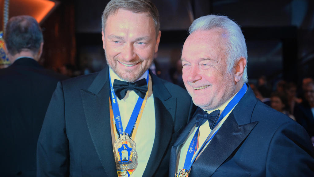 16.02.2019, Nordrhein-Westfalen, Aachen: Die FDP-Politiker Christian Lindner (l) und Wolfgang Kubicki kommen zur Verleihung des Ordens "Wider den tierischen Ernst". Foto: Henning Kaiser/dpa +++ dpa-Bildfunk +++