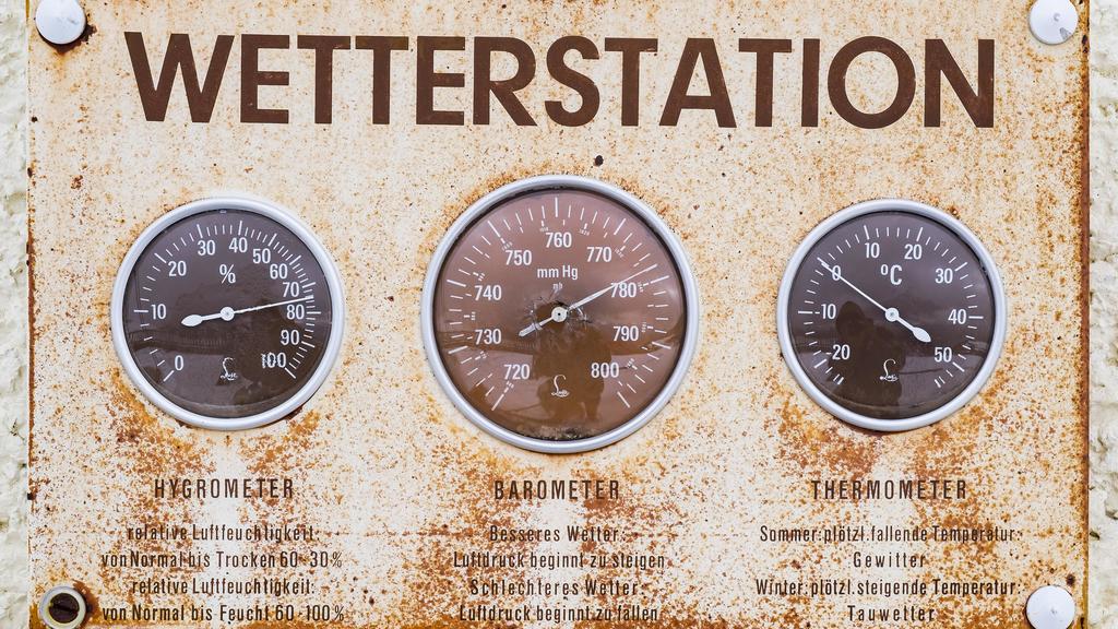 Wetterstation an Berghütte, mit Hygrometer, Barometer und Thermometer, Österreich, Europa | Verwendung weltweit, Keine Weitergabe an Wiederverkäufer.