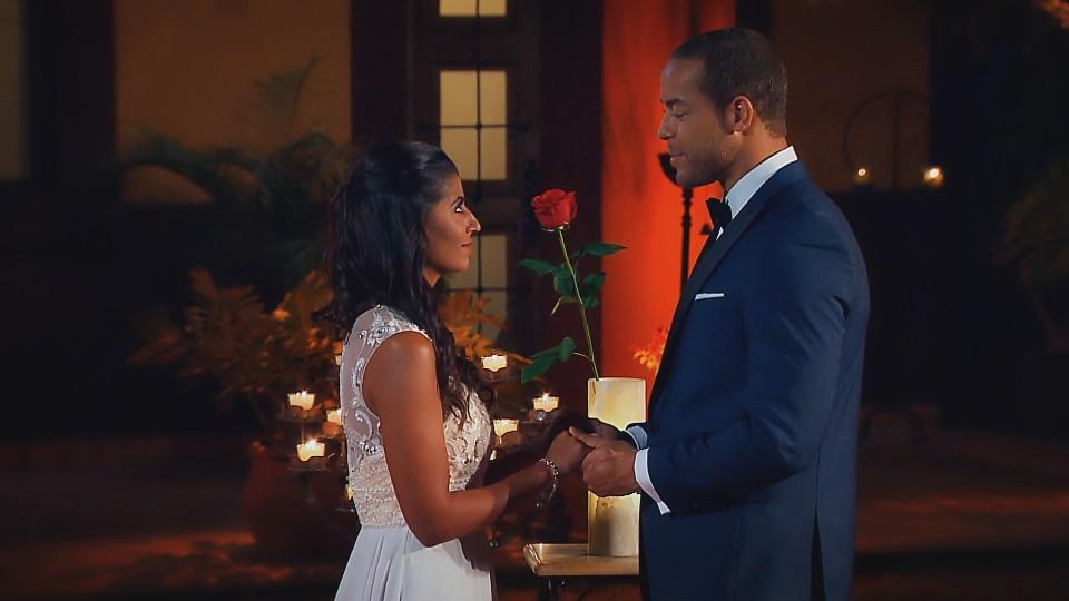 Als Eva bei Andrej ankommt, hat sie noch die Hoffnung, die letzte Rose des Bachelors zu bekommen.