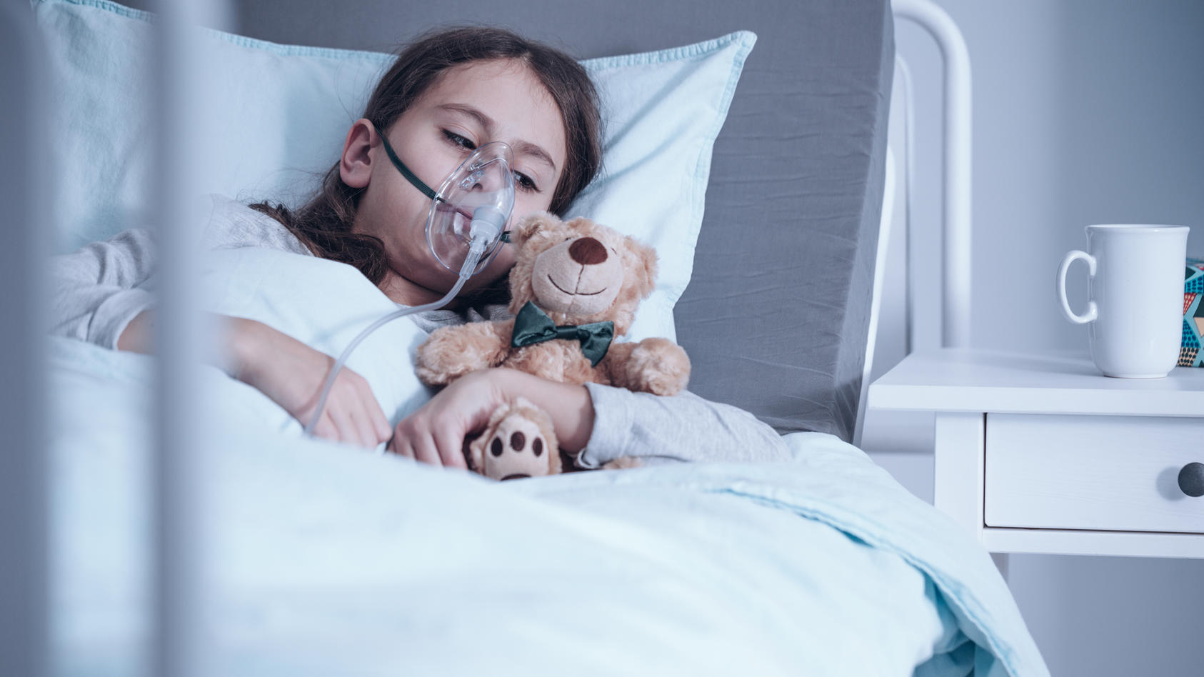 Kind liegt im Krankenhaus.