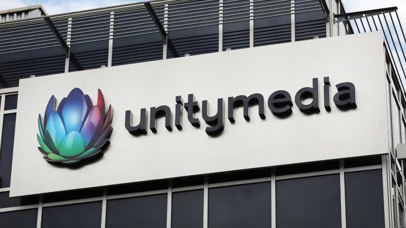 Logo von Unitymedia an einem Gebäude