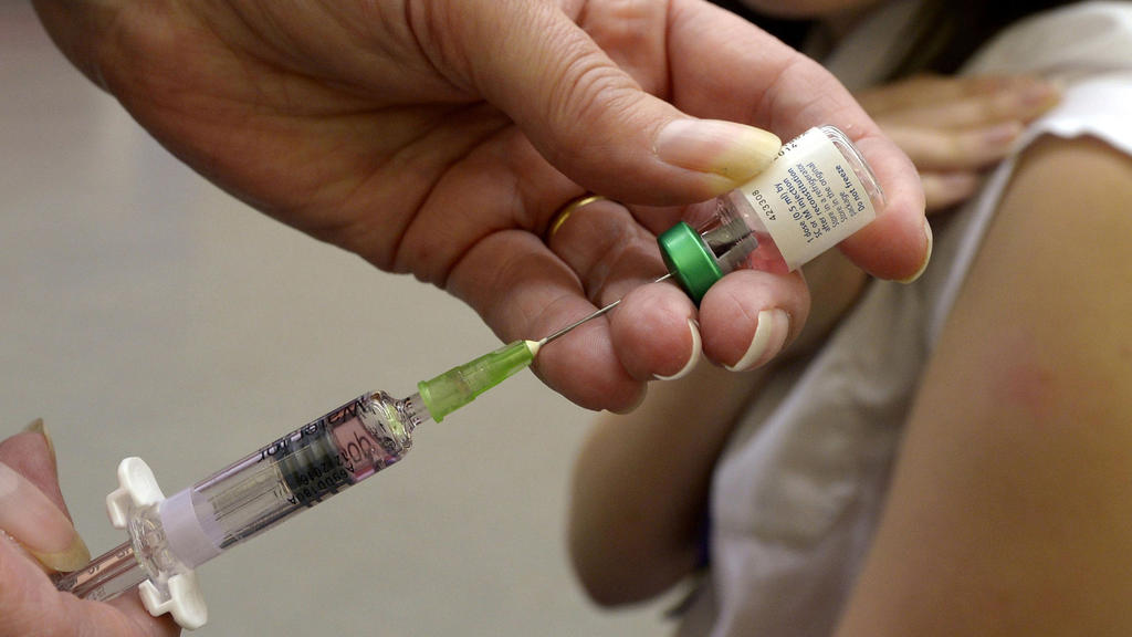 ARCHIV - 23.02.2015, Großbritannien, ---: Ein Mensch wird gegen Masern geimpft. Mit Masern haben sich im vergangenen Jahr in der Europa-Region der Weltgesundheitsorganisation (WHO) so viele Menschen angesteckt wie seit zehn Jahren nicht mehr. Die Zah