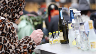 Karnevalist trinkt Schnaps