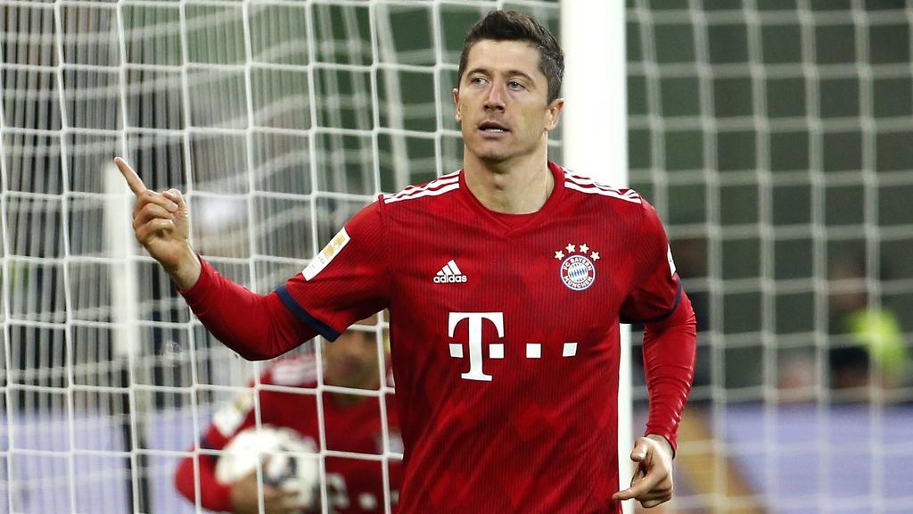Mönchengladbach, Borussiapark, 02.03.19: Robert Lewandowski (FC Bayern München) jubelt über sein Tor zum 3:1 im Spiel der 1. Bundesliga zwischen Borussia Mönchengladbach vs. FC Bayern München in der Saison 2018/2019. DFL regulations prohibit any use