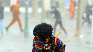 ARCHIV - 08.02.2016, Nordrhein-Westfalen, Düsseldorf: Narren flüchten am Rosenmontag in Düsseldorf vor Regen und Sturm. 2016 hat Düsseldorf wegen eines heftiger werdenden Sturms kurzfristig den Rosenmontagzug abgesagt. In diesem Jahr könnte Tief «Bennet» den Karnevalisten den Rosenmontag verhageln. (zu dpa/lnw «Sturm an Rosenmontag - Müssen große Umzüge abgesagt werden?» ) Foto: David Young/dpa +++ dpa-Bildfunk +++