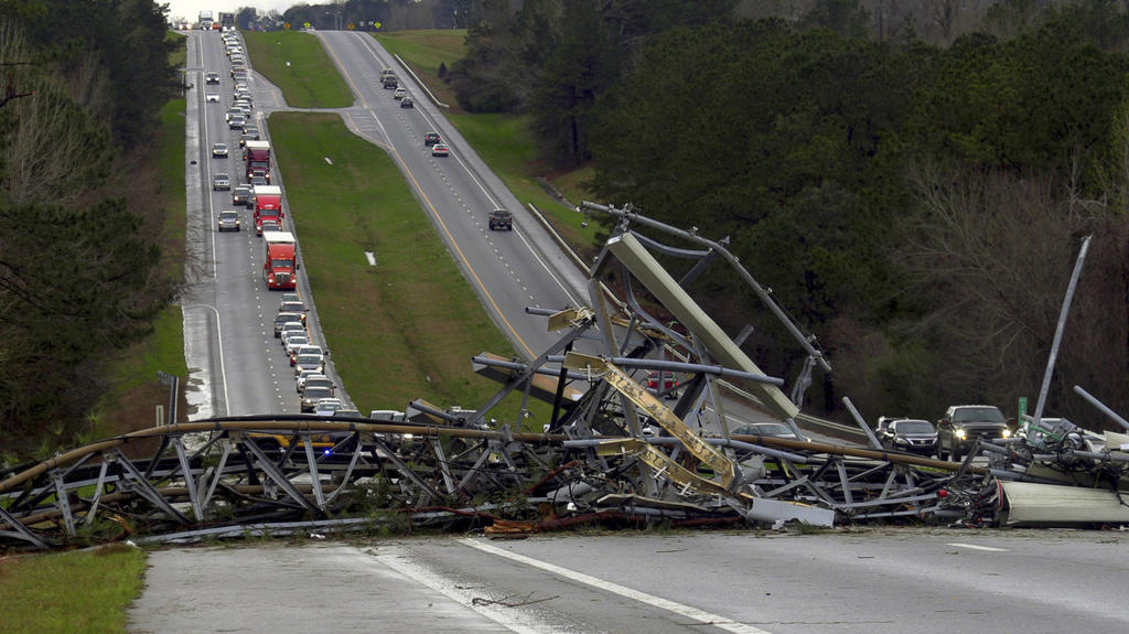 USA, Smiths Station: Ein Mobilfunkmast liegt auf einem Highway, nachdem ein Tornado in der Gegend gewütet hat.