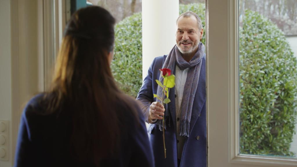 AWZ: Richard steht mit einer roten Rose vor Simone.