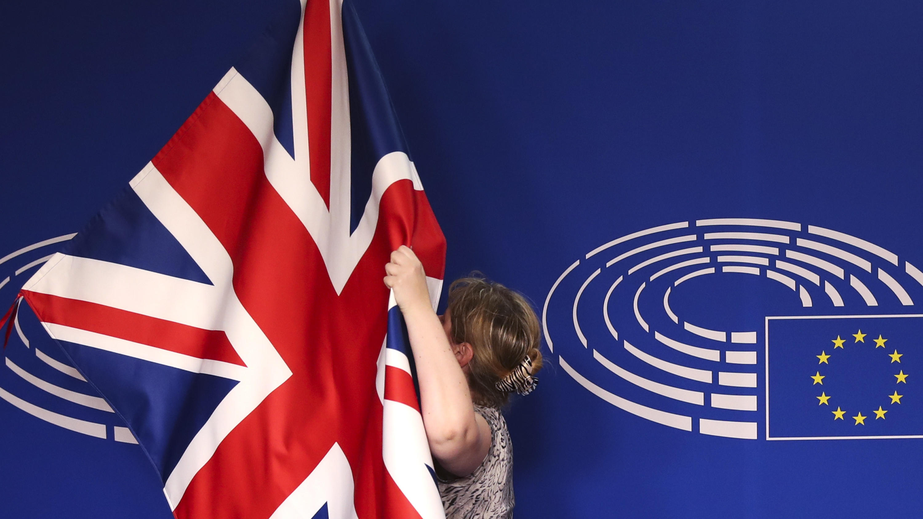 07.02.2019, Belgien, Brüssel: Eine britische Fahne wird vor der Ankunft der britischen Premierministerin für ein Treffen mit dem Präsidenten des Europäischen Parlaments befestigt. Foto: Francisco Seco/AP/dpa +++ dpa-Bildfunk +++