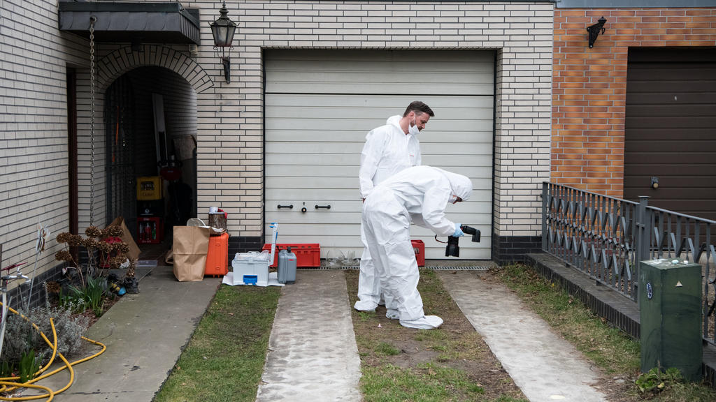 ARCHIV - 01.03.2019, Berlin: Kriminaltechniker der Berliner Polizei untersuchen das Haus und den Garten der Schwester der verschwundenen 15-jährigen Rebecca. (zu dpa «Polizei: 348 Hinweise zum Fall der vermissten Rebecca») Foto: Bernd von Jutrczenka/