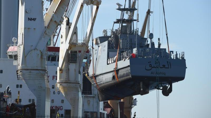Ein Küstenschutzboot für Saudi-Arabien wird im Juli 2018 auf ein Transportschiff verladen. Die Bundesregierung hat mittlerweile alle Rüstungsexporte in das Königreich gestoppt. Foto: Stefan Sauer