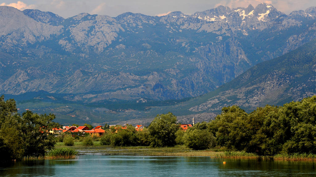 Blick über den Flußs Bojana auf die nordalbanischen Alpen in der Nähe von Skoder, aufgenommen am 27.05.2010. Die Stadt Skoder (auch bekannt unter den Namen Skutari und Shkodra) liegt nur wenige Kilometer von der Grenze zu Montenegro und wird dadurch 