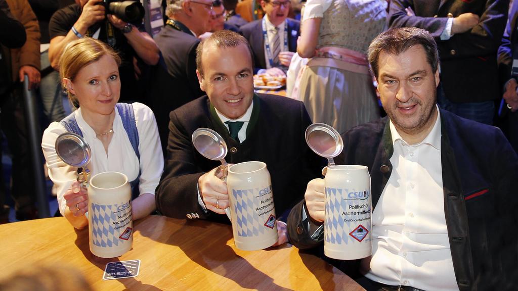 Politischer Aschermittwoch der CSU in Passau Manfred Weber, links seine Ehefrau, rechts Markus Söder, Passau Deutschland Dreiländerhalle *** Political Ash Wednesday of the CSU in Passau Manfred Weber left his wife right Markus Söder Passau Germany Th