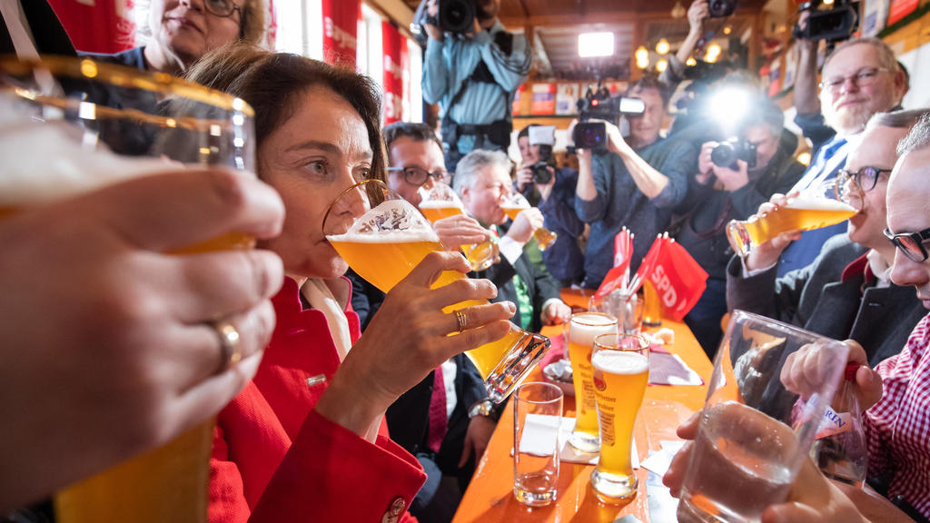 06.03.2019, Bayern, Vilshofen an der Donau: Katarina Barley (SPD), Europawahl-Spitzenkandidatin und Bundesjustizministerin, trinkt beim Politischen Aschermittwoch der SPD im Wolferstetter Keller aus einem Glas Bier. Der politische Aschermittwoch geht