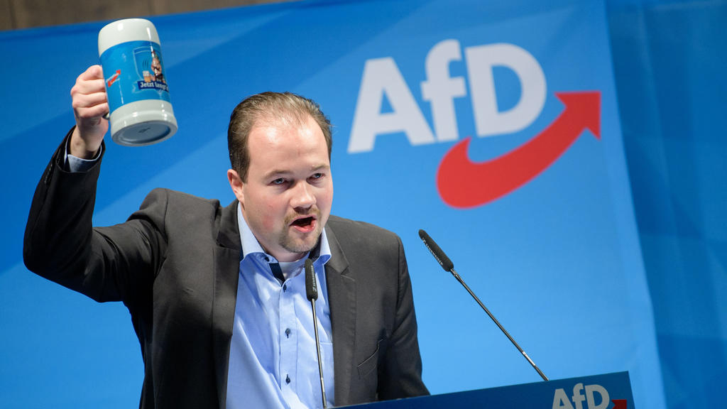 06.03.2019, Bayern, Osterhofen: Martin Sichert, Landesvorsitzender der AfD in Bayern, prostet beim politischen Aschermittwoch der AfD mit einem Maßkrug den Parteianhängern zu. Foto: Matthias Balk/dpa +++ dpa-Bildfunk +++