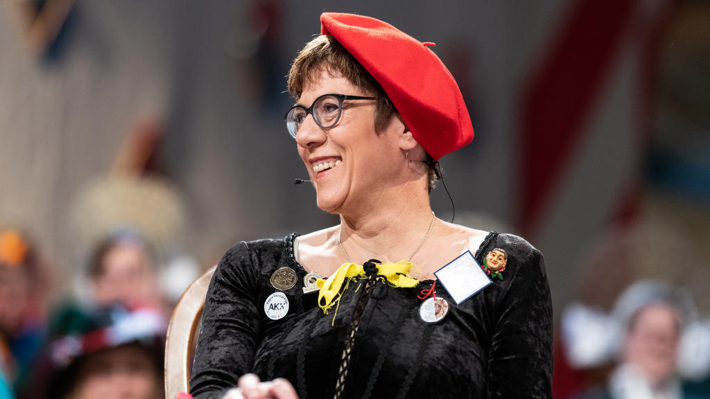 23.02.2019, Baden-Württemberg, Staufen: Die Bundesvorsitzende der CDU, Annegret Kramp-Karrenbauer (AKK), sitzt vor dem Narrengericht. Das Narrengericht in Stockach zitiert jedes Jahr politische Prominenz vor seine Schranken. Die Veranstaltung gilt al