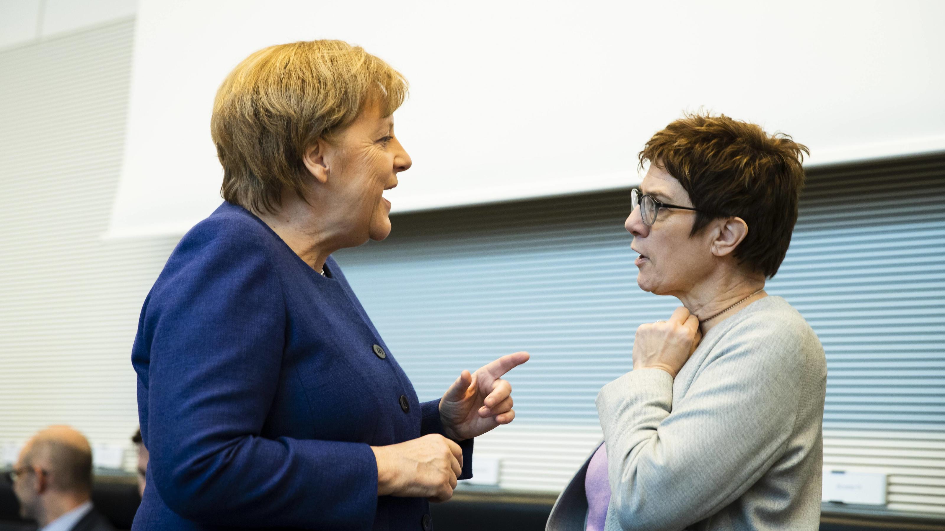 CDU Vorsitzende Annegret Kramp-Karrenbauer (R) spricht mit Bundeskanzlerin Angela Merkel (L) vor der Fraktionssitzung im Bundestag in Berlin am 19. Februar 2019. CDU/CSU Bundestagsfraktion Sitzung *** CDU Chairwoman Annegret Kramp Karrenbauer R talks