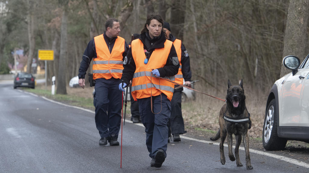 08.03.2019, Brandenburg, Storkow: Polizisten gehen mit einem Spürhund bei Storkow (Landkreids Oder Spree) zu einem Waldstück. Dort suchten Polizeibeamte erneut mit Spürhunden und einem Hubschrauber nach der vermissten Rebecca. Foto: Paul Zinken/dpa +