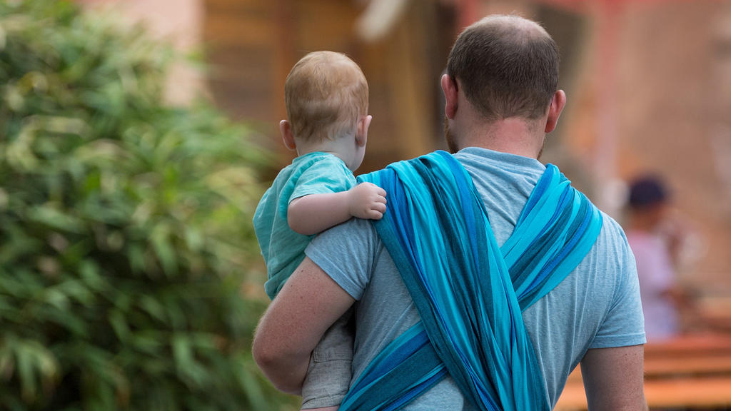 ARCHIV - 20.06.2018, Dresden: Ein Mann hält ein Baby auf dem Arm. (zu dpa "Familienministerin will Unterhalt für Trennungskinder neu ordnen") Foto: Monika Skolimowska/ZB/dpa +++ dpa-Bildfunk +++