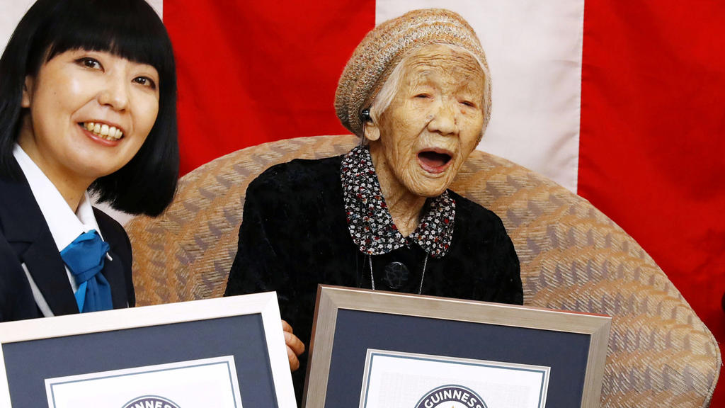 Kane Tanaka mit ihrem Zertifikat des Guinness-Buch der Rekorde.
