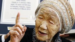 dpatopbilder - 09.03.2019, Japan, Fukuoka: Kane Tanaka, eine 116-jährige Japanerin, hebt in einem Pflegeheim ihr Zeigefinger hoch, nachdem sie ihr Zertifikat vom Guiness-Buch der Rekorde erhalten hat. Tanaka trägt derzeit den Titel als ältester Menschen der Welt. Foto: Takuto Kaneko/Kyodo News/dpa +++ dpa-Bildfunk +++
