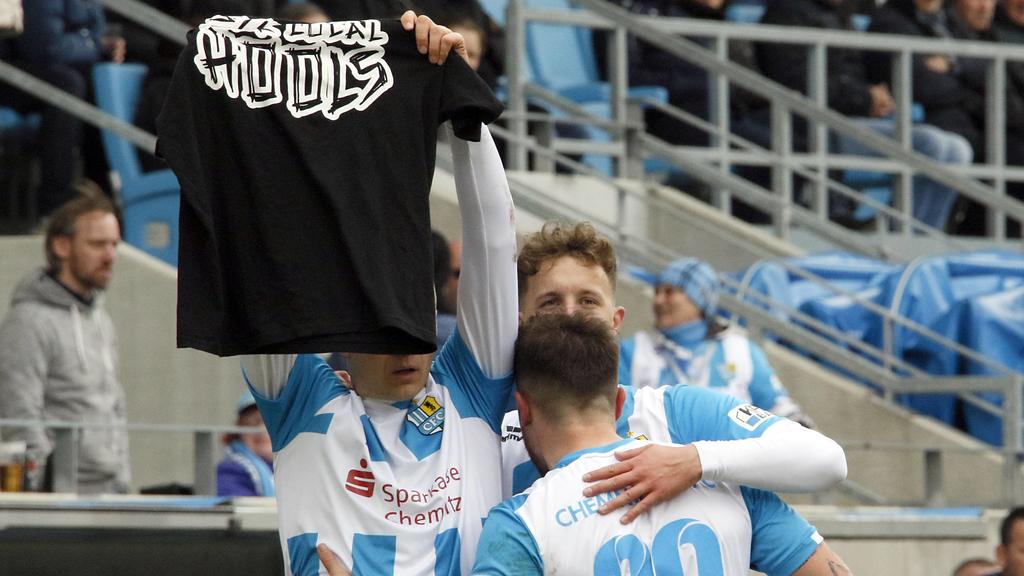 Chemnitz vs VSG Altglienicke 09.03.2019, Chemnitz, Stadion an der Gellertstrasse, Fussball, Regionalliga Nordost, 24. Spieltag, Chemnitzer FC vs. VSG Altglienicke Daniel Frahn hält nach seinem Torschuß ein Hooligan- Trikot hoch Chemnitz Sachsen BRD *