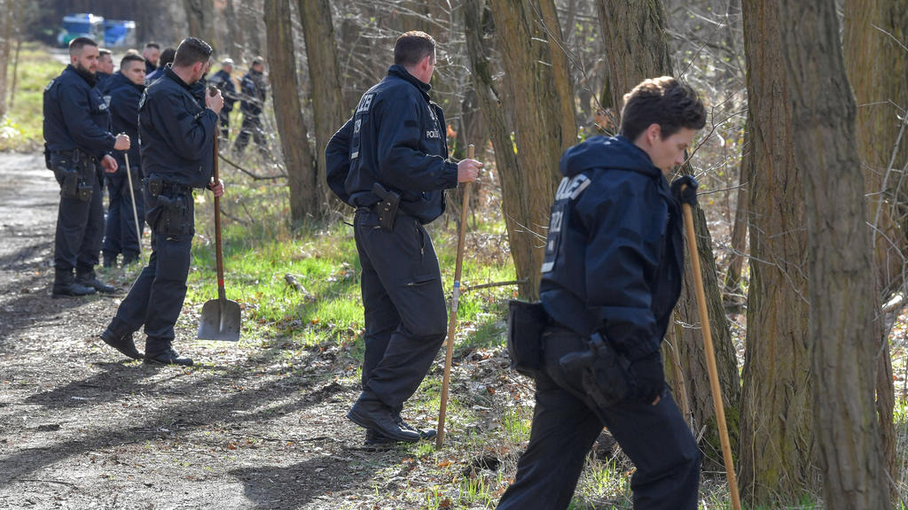 07.03.2019, Brandenburg, Kummersdorf: Am Donnerstag ist eine Hundertschaft der Berliner Polizei nach Brandenburg ausgerückt, um bei Storkow (Oder-Spree) ein Waldstück nach der vermissten Rebecca Reusch abzusuchen. "Wir gehen einem Hinweis nach", erkl
