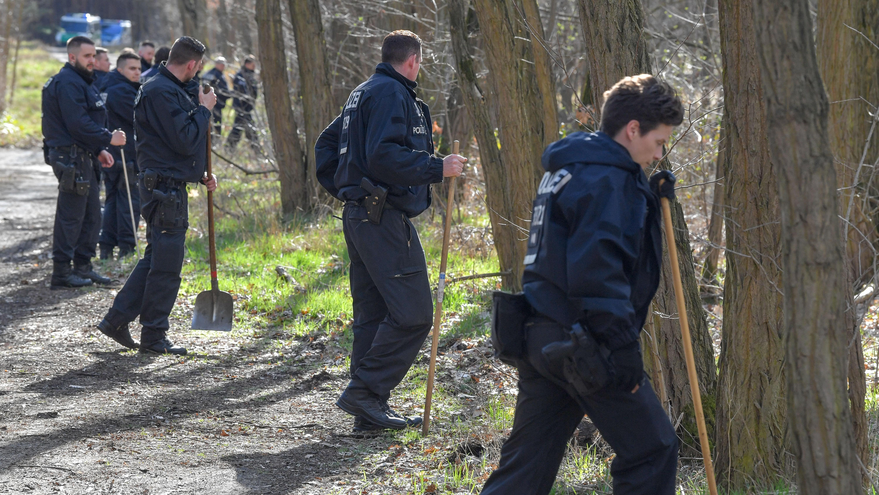 Suche nach Rebecca: Bereits vor Wochen durchkemmte eine Hundertschaft der Berliner Polizei ein Waldstück bei Storkow (Oder-Spree).
