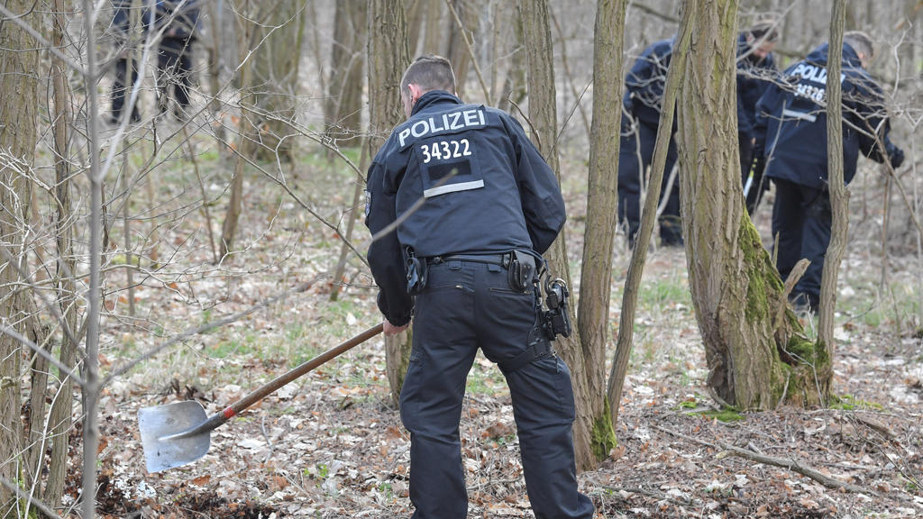 07.03.2019, Brandenburg, Kummersdorf: Am Donnerstag ist eine Hundertschaft der Berliner Polizei nach Brandenburg ausgerückt, um bei Storkow (Oder-Spree) ein Waldstück nach der vermissten Rebecca Reusch abzusuchen. "Wir gehen einem Hinweis nach", erkl
