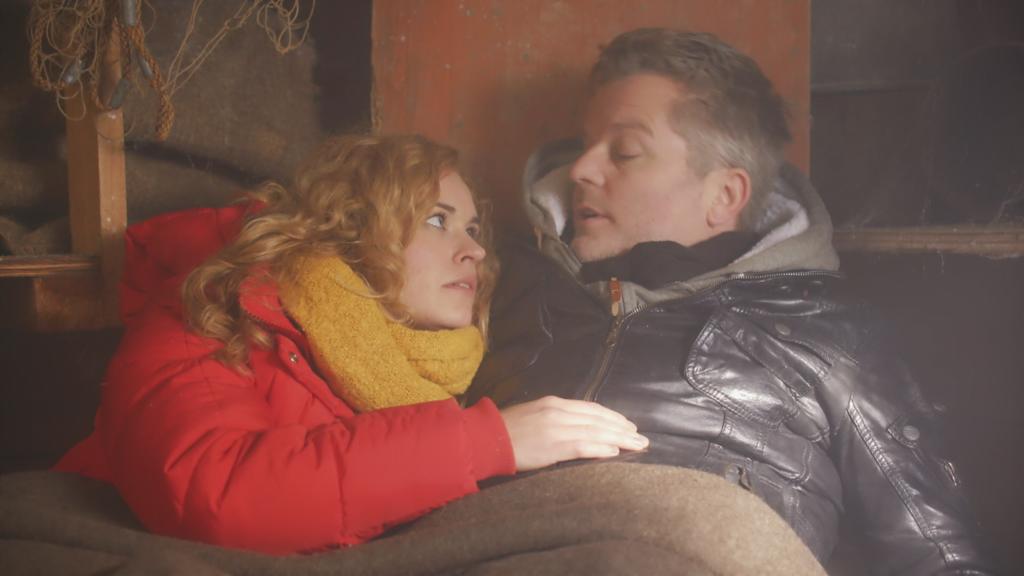 AWZ: Steffi und Ingo in einer Waldhütte.