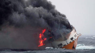 dpatopbilder - HANDOUT - 11.03.2019, ---: Das Containerschiff "Grande America" steht in Flammen im Golf von Biskaya vor der Westküste Frankreichs. Es habe sich ein rund zehn Kilometer langer und etwa ein Kilometer breiter Ölteppich gebildet, teilte die zuständige Meerespräfektur am 13.03.2019 mit. Foto: Loic Bernardin/Marine Nationale/AP/dpa +++ dpa-Bildfunk +++