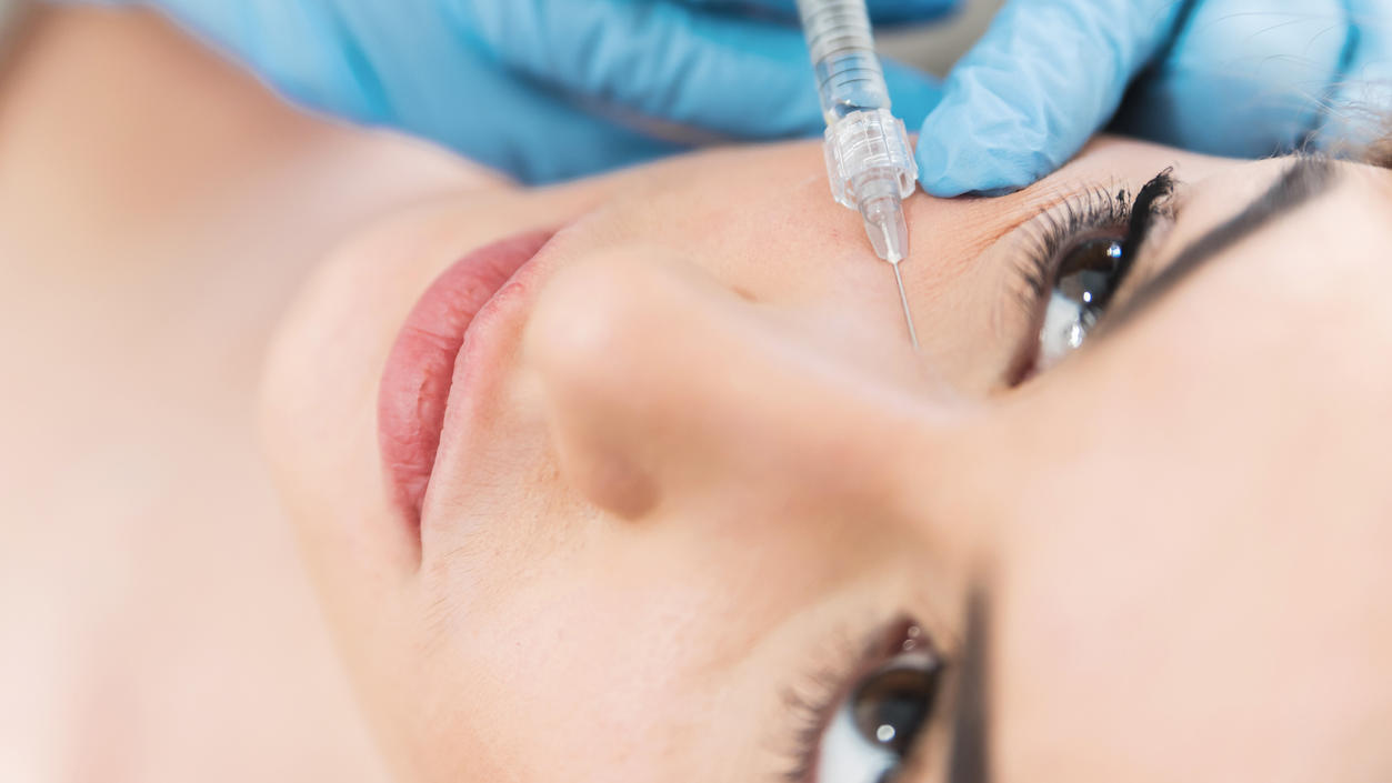 Hyaluronsäure Spritze im Gesicht