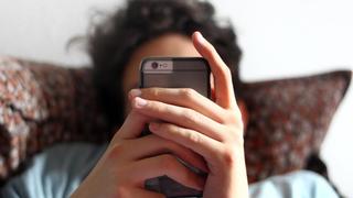 Jugendlicher mit Smartphone
