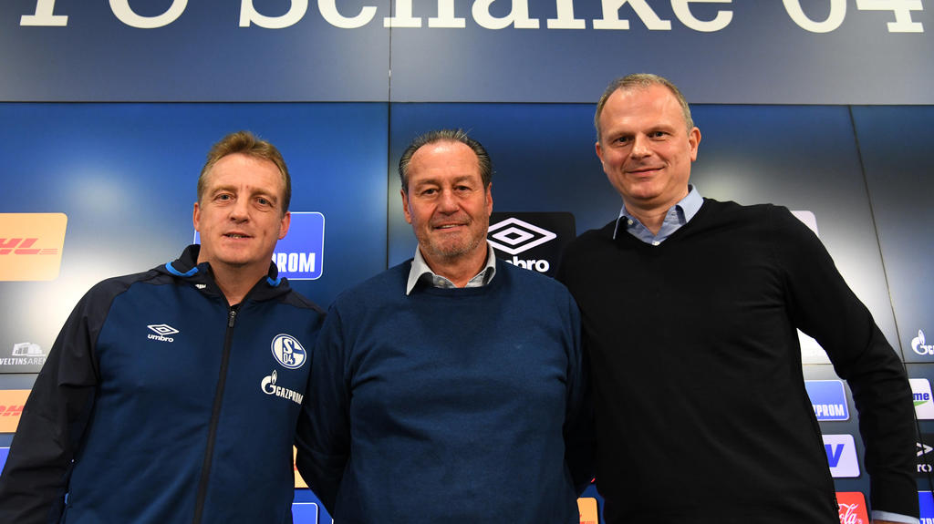 15.03.2019, Nordrhein-Westfalen, Gelsenkirchen: Fußball: Bundesliga, FC Schalke 04: Trainer Huub Stevens (M), Co-Trainer Mike Büskens (l) und Sportvorstand Jochen Schneider stehen bei einer Pressekonferenz zusammen. Der FC Schalke 04 hatte sich von T