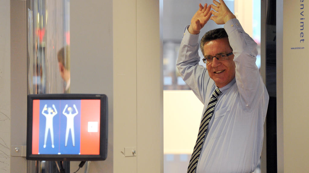 Bundesinnenminister Thomas de Maiziere (CDU) geht am Montag (27.09.2010) in Hamburg auf dem Flughafen durch einem Körperscanner. De Maiziere nahm die Körperscanner hier in Betrieb. Zwei Geräte werden für mindestens ein halbes Jahr getestet. Für die P