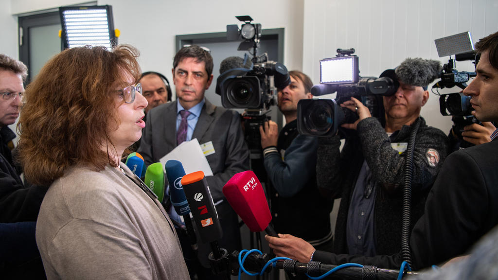 18.03.2019, Sachsen, Dresden: Marika Lang (l), Pressesprecherin des Landgerichts Chemnitz, spricht im Gebäude des Oberlandesgerichts Dresden mit Journalisten. Am gleichen Tag beginnt der Prozess gegen einen Mann aus Syrien, der vor dem Landgericht Ch
