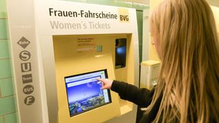 18.03.2019, Berlin: Sandra kauft anlässlich des «Equal Pay Day» ein Frauenticket. Das Ticket gibt es nur für Frauen und ist 21 Prozent günstiger als das herkömmliche Ticket. Der für einen Tag gültige Fahrschein sei das weltweit erste Frauenticket, heißt es von den Berliner Verkehrsbetrieben (BVG). Foto: Joerg Carstensen/dpa +++ dpa-Bildfunk +++