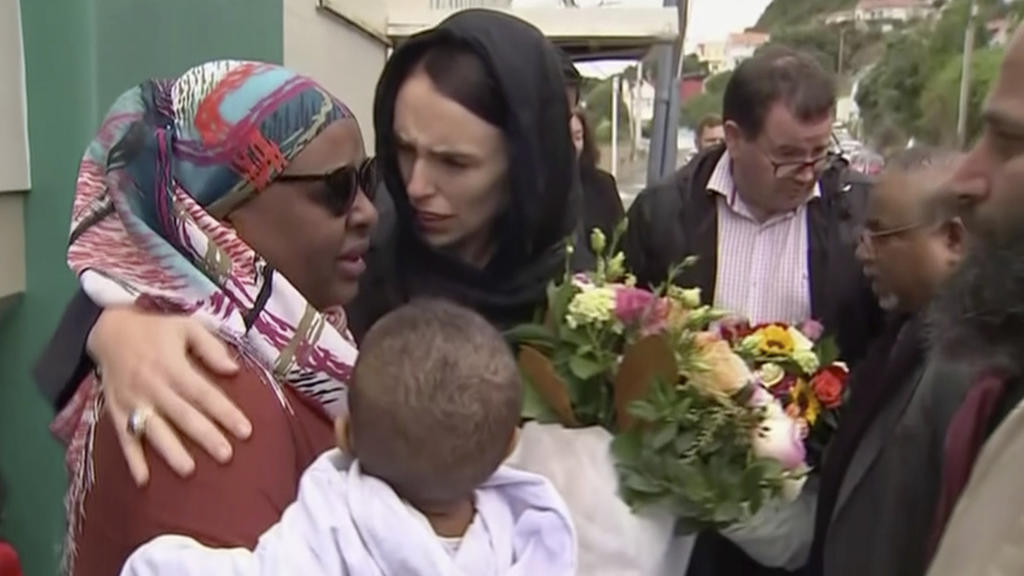 17.03.2019, Australien, Wellington: Jacinda Ardern (M), Premierministerin von Neuseeland, tröstet eine Frau während ihres Besuchs der Kilbirnie-Moschee. Bei einem Anschlag auf zwei Moscheen in Christchurch (Neuseeland) sind mindestens 50 Menschen get