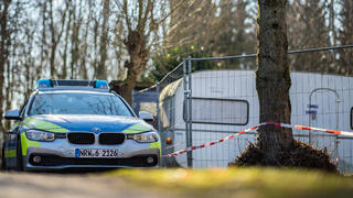 ARCHIV - 24.02.2019, Nordrhein-Westfalen, Lügde: Auf dem Campingplatz Eichwald parkt vor der inzwischen eingezäunten Parzelle des mutmaßlichen Täters ein Polizeiauto. Die Sitzung des Innenausschusses des Landtags beschäftigt sich am Donnerstag mit dem Bericht der Landesregierung zu Missbrauchsfällen in Lügde. Foto: Guido Kirchner/dpa +++ dpa-Bildfunk +++