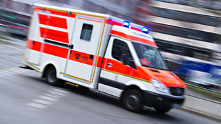 ARCHIV - 17.02.2014, München: Ein Rettungswagen fährt mit Blaulicht (Aufnahme mit langer Belichtungszeit). Bei Verdacht auf Herzinfarkt rufen Frauen zwar zügig den Notarzt für ihren Partner - bei eigenen Herzproblemen sind sie aber zögerlicher. (zu dpa «Forscher: Frauen sind bei Herzinfarkt-Symptomen oft zu zögerlich») Foto: Nicolas Armer/dpa +++ dpa-Bildfunk +++
