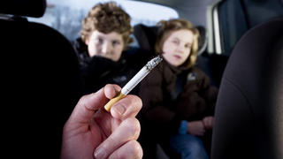 Kinder leiden, wenn Erwachsenen im Auto rauchen.