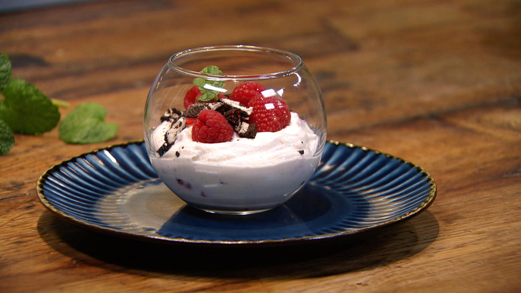 Himbeer-Vanille-Joghurt mit Keks-Crunch: Dessert von Meta Hiltebrand