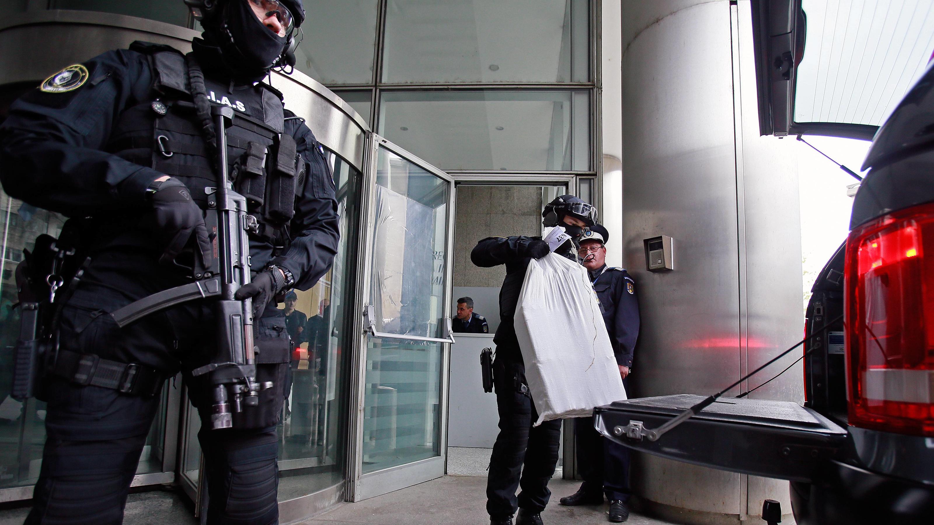 Rumänien, Kokain im Wert von ca 300 Millionen Euro in Bukarest sichergestellt (190326) -- BUCHAREST, March 26, 2019 -- A Romanian special police agent transfers a bag of cocaine at the building of the Directorate for Investigating Organized Crime and