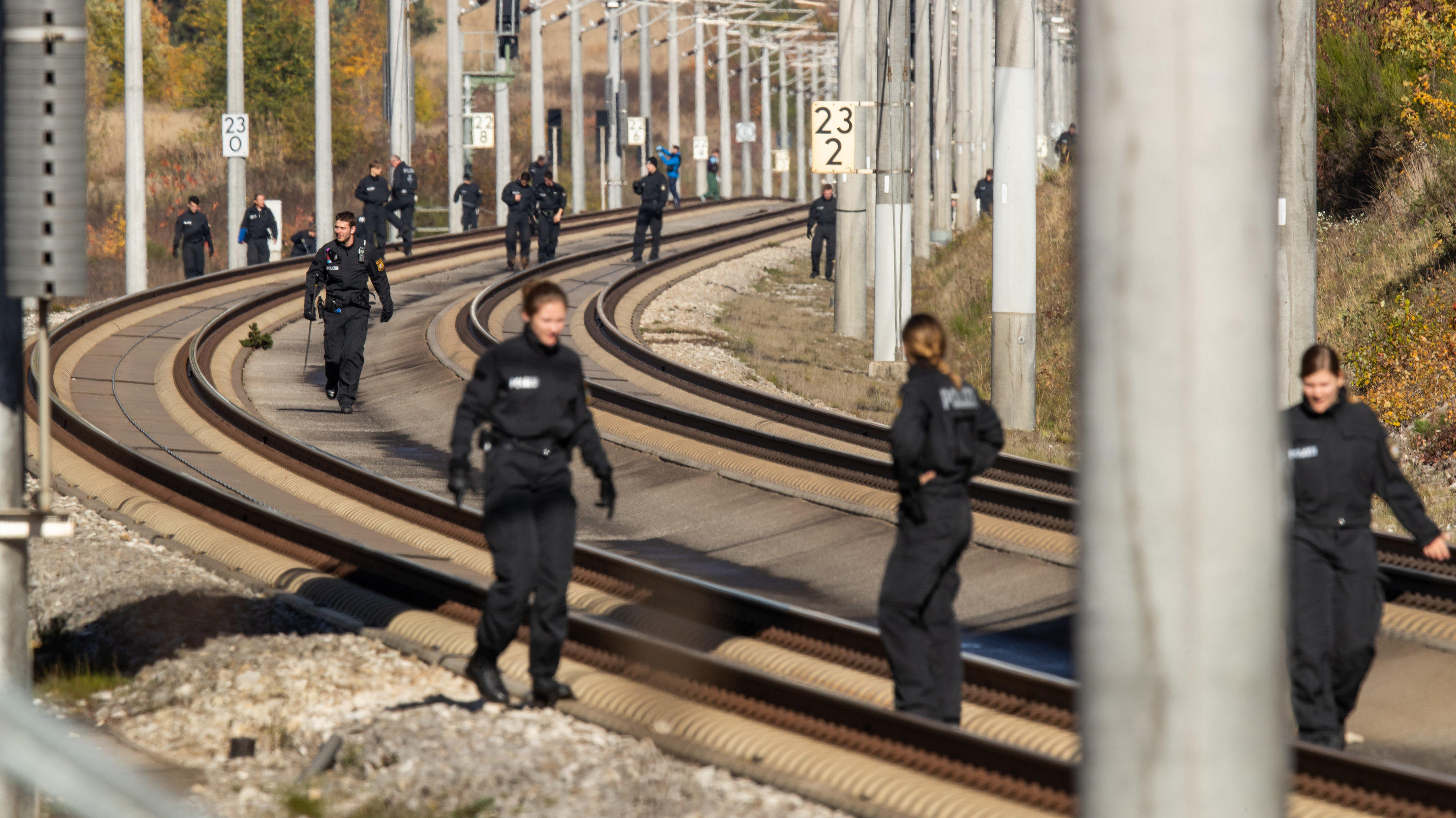 ARCHIV - 31.10.2018, Bayern, Allersberg: Polizisten suchen auf der ICE-Strecke zwischen Nürnberg und München die Schienen ab. Foto: Daniel Karmann/dpa +++ dpa-Bildfunk +++