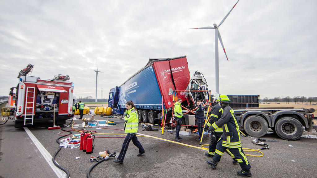 20.03.2019, Nordrhein-Westfalen, Moers: Verunglückte Lastwagen stehen auf der Autobahn. Die Autobahn 42 ist nach einem Lkw-Unfall bei Kamp-Lintfort am Mittwochmorgen in Fahrtrichtung Dortmund gesperrt worden. Die Sperrung dauere noch bis mindestens 1