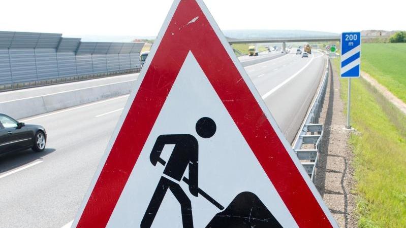 Ein Schild weist auf eine Baustelle hin. Foto: Julian Stratenschulte/Archiv